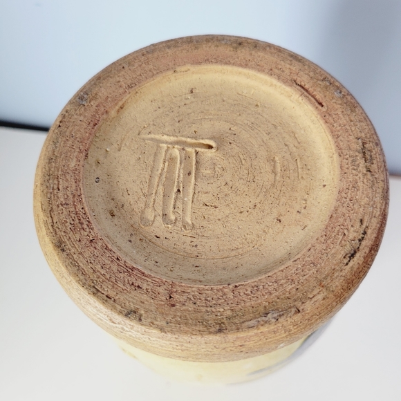 Hand Crafted Vintage Pottery Vase with Makers Mark - Picture 10 of 12